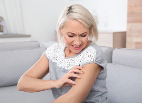 Formikacija u menopauzi: zašto nastaje osećaj mravinjanja po koži i šta s tim