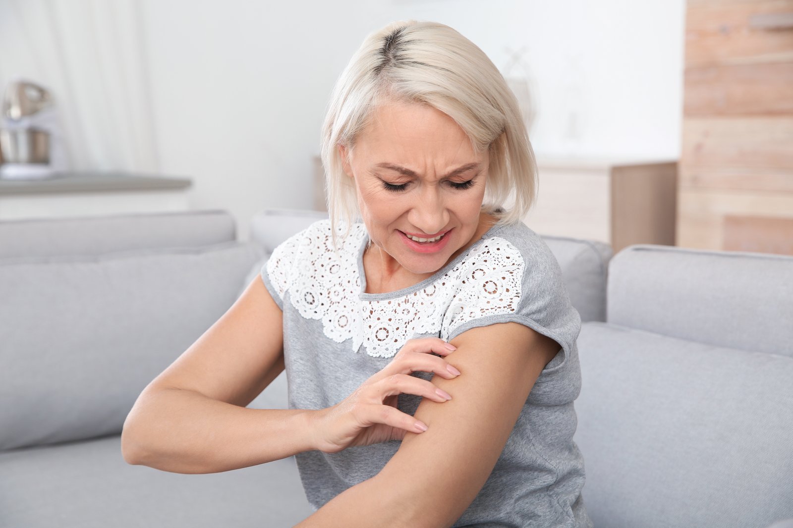 Formikacija u menopauzi: zašto nastaje osećaj mravinjanja po koži i šta s tim