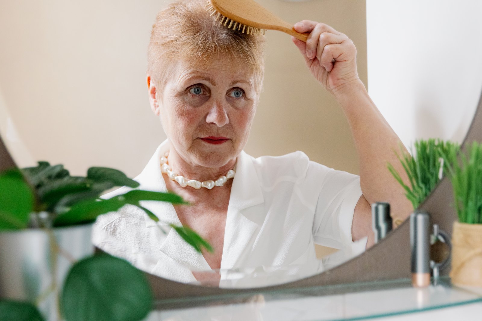 Gubitak kose u menopauzi: zašto kosa tanjava i šta s tim