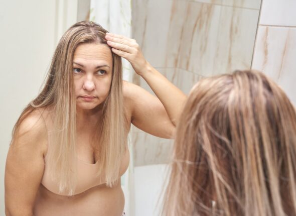 Gubitak kose posle 40: kada je razlog dublji od godina